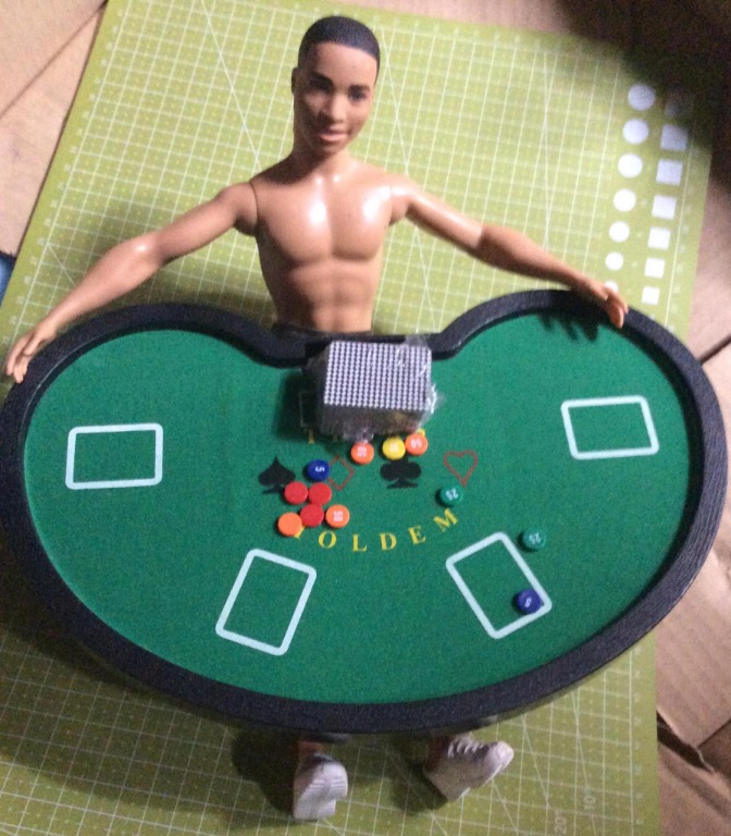 barbie_sized_poker_table_plays_1646890026_447657f5.jpeg