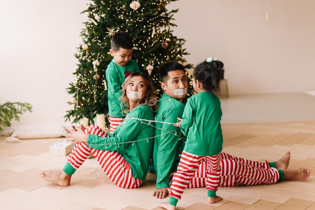 funny-christmas-card-photo-poses.jpg