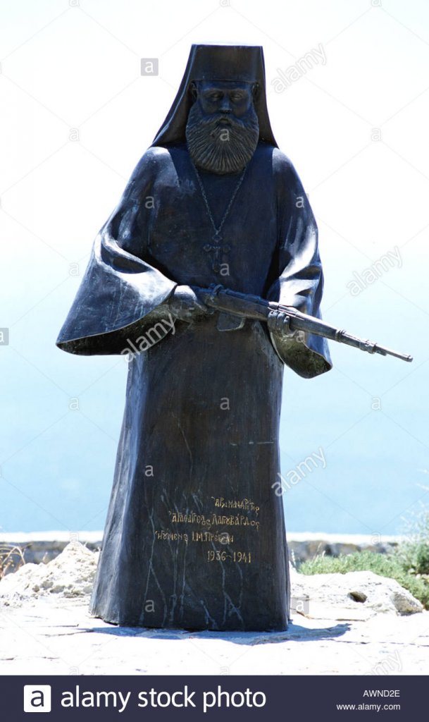 statue-de-moine-orthodoxe-grec-arme-crete-monument-commemoratif-de-guerre-awnd2e.jpg