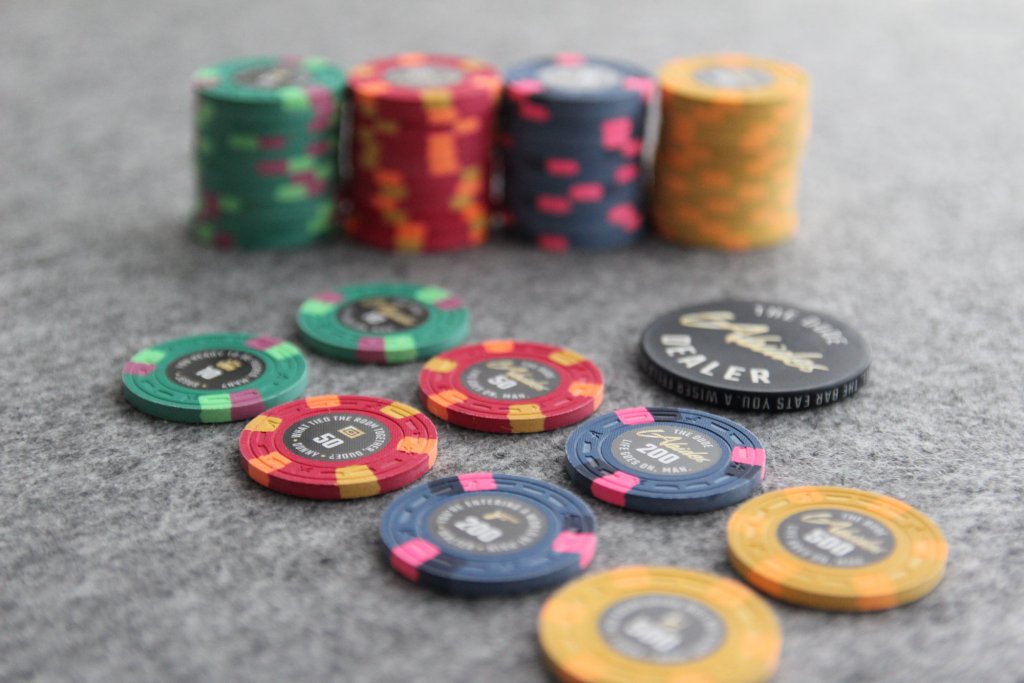 the-dude-abides-poker-chips-005.jpg