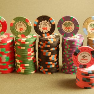 Media 'palms_stacks_01.jpg' in category 'Real Casino Chips'