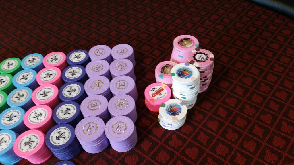 Misc small chips for Blackjack/roulette/craps